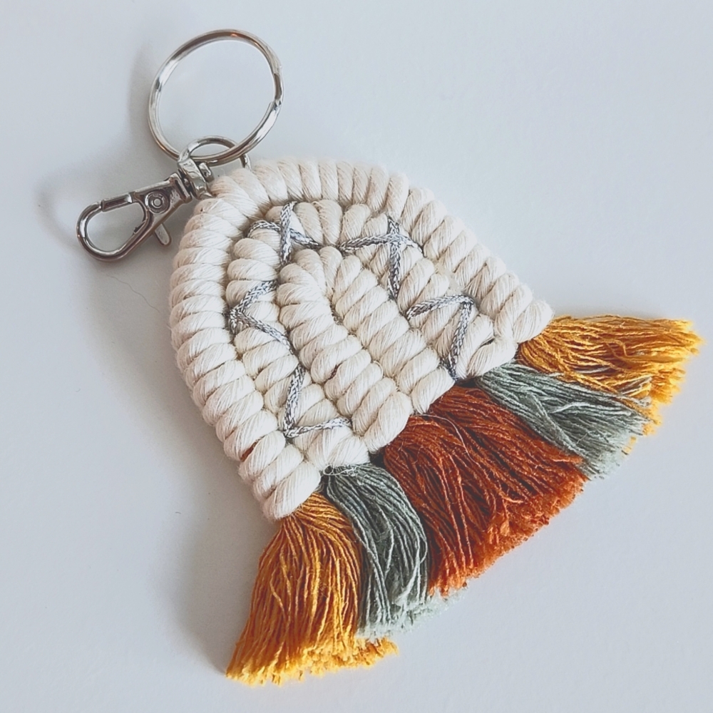 🌼 NWOT handmade macrame keychain